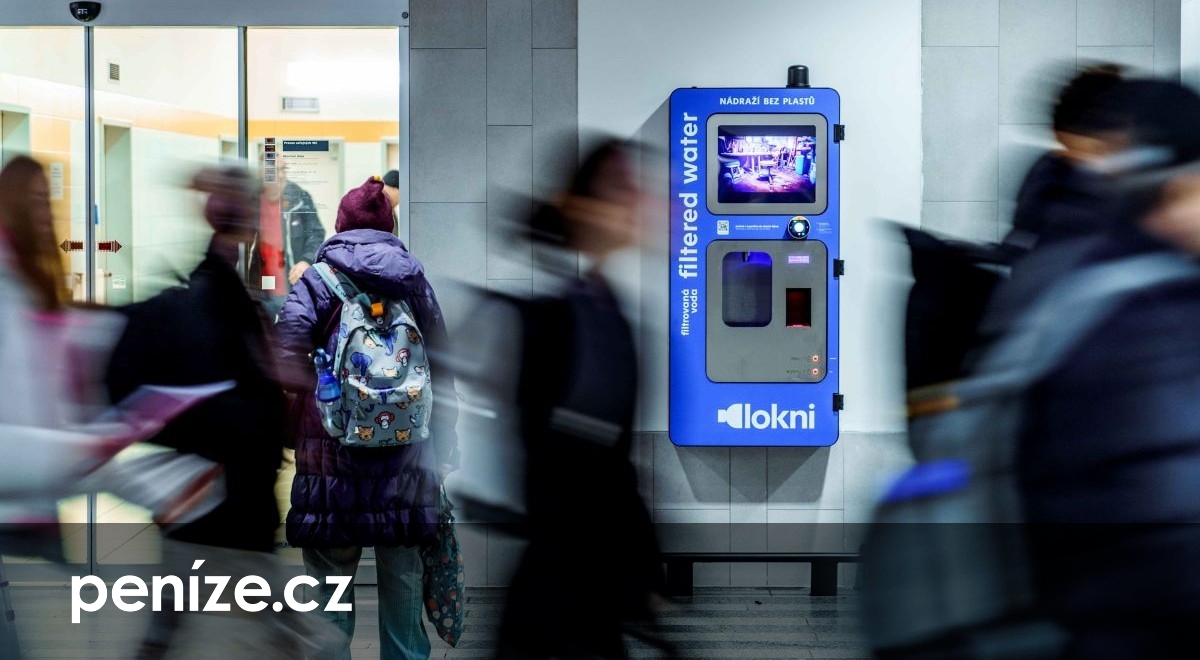 Voda do vlastní lahve zlevňuje. Lokni snížil ceny pítek na nádražích a školách