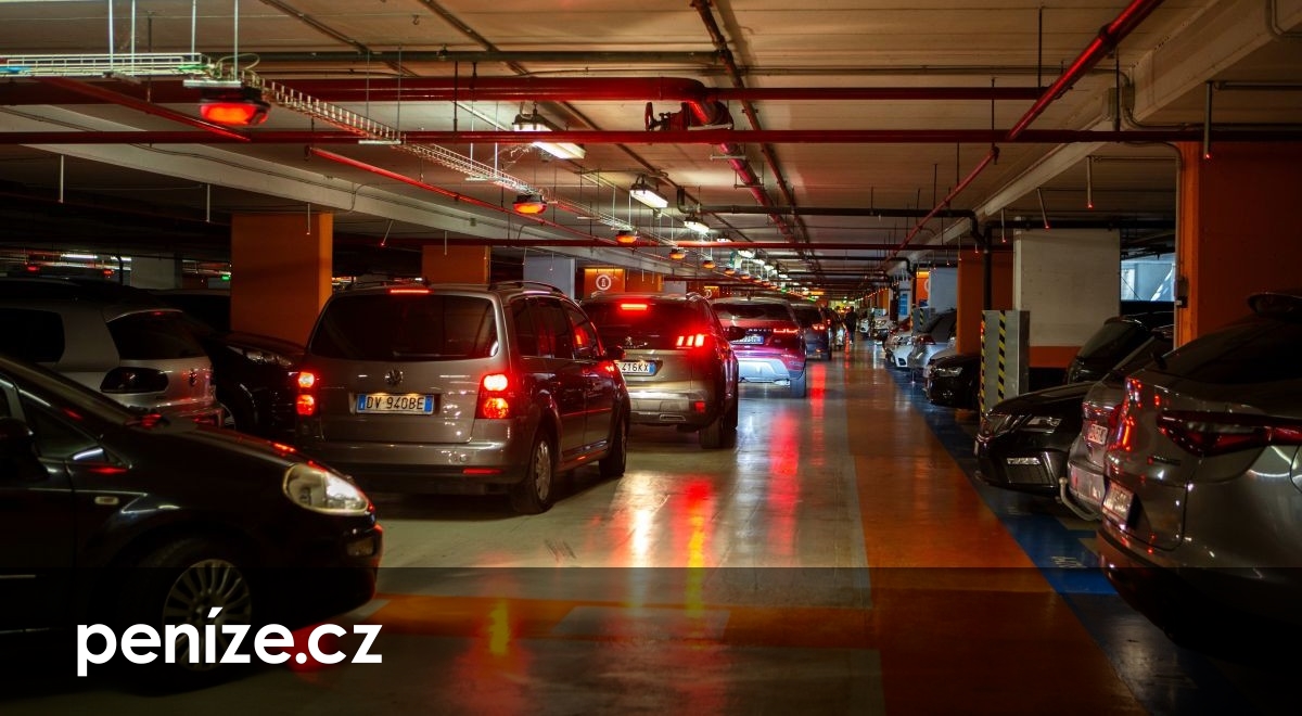 Vánoční peklo na parkovištích. Tohle jsou nákupní centra s nejvyšším počtem nehod