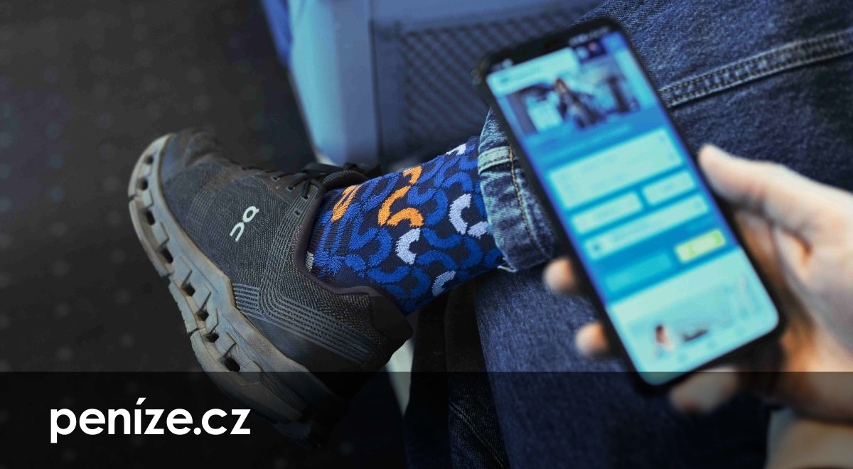 Povlečení se vzorem sedaček i nabíječky. České dráhy rozšiřují fanouškovský e-shop