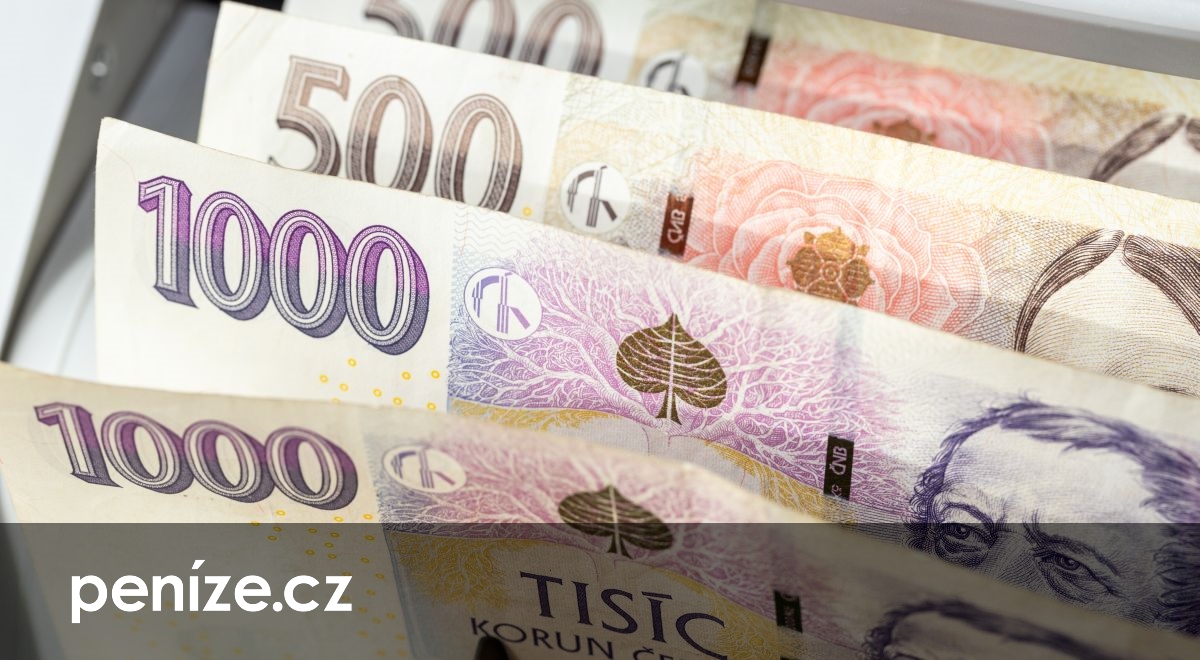 Nepravé peníze v Česku: ČNB hlásí prudký skok, v oběhu končí i bankovky pro duchy