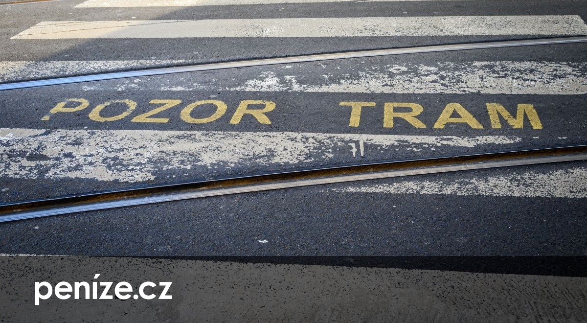 Střet s MHD může přijít draho. Podniky chodce školí, právníci popisují následky