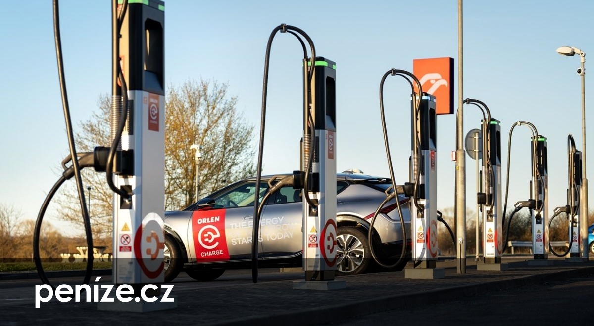 Orlen přidá ultrarychlé dobíječky podél dálnic. Dobíjení doplní aplikace