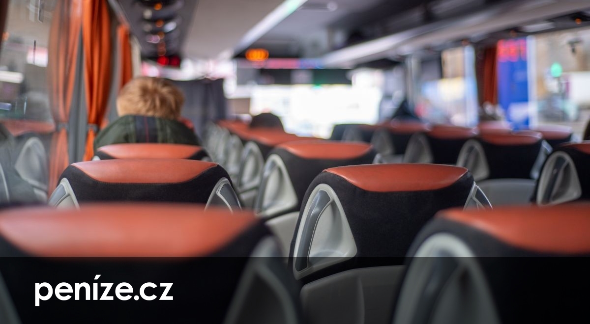 Problémoví spolucestující v autobuse i vlaku. Jaká máte práva a co zmůže personál