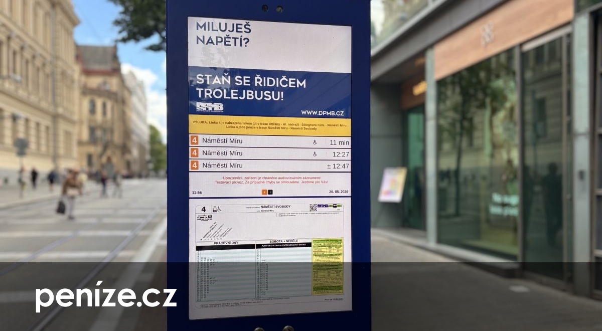 Konec přelepování jízdních řádů? Brno zkouší chytré vývěsky