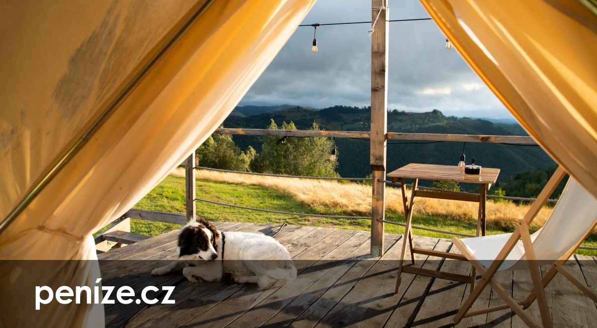 Dovolená v přírodě s puncem luxusu. Češi propadli glampingu, za co si připlácejí?