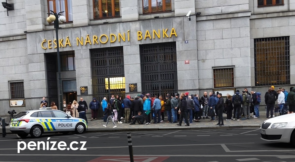 Na pětitisícovku čekali celý den a noc. Fronta před ČNB má přes půl kilometru