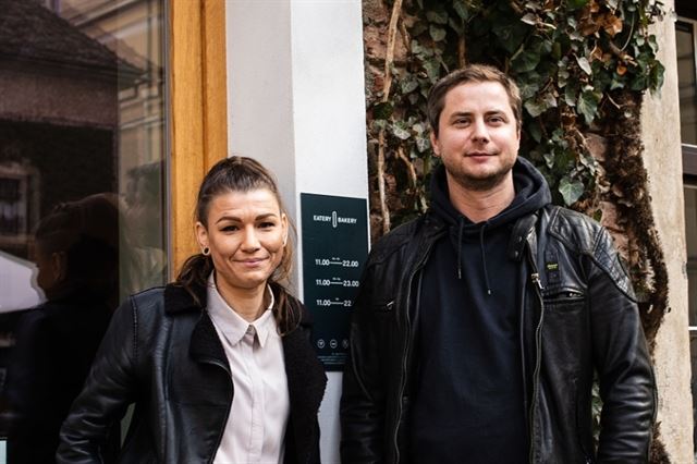 Eva Dlabalová a Petr Heneš před svým olomouckým podnikem
