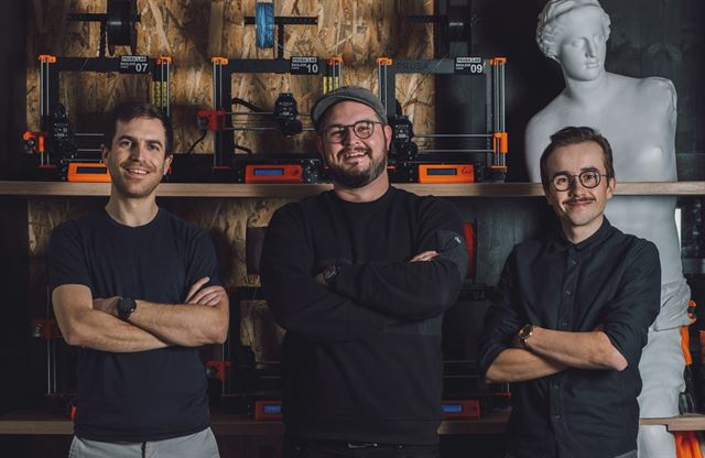 Zakladatelé společnosti Posedla Martin Řípa a Jiří Dužár spolu s investorem Josefem Průšou
