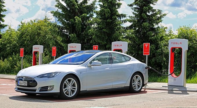Tesla Motors: Supernova, černá díra?