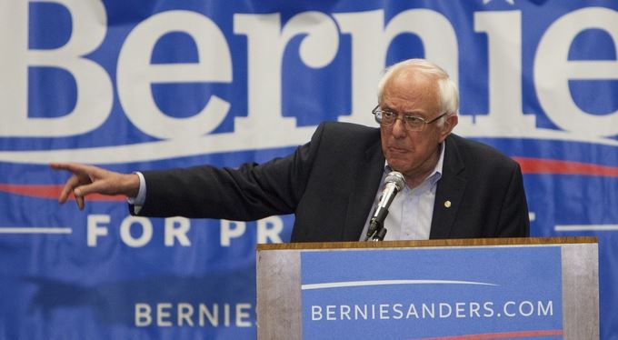Další problém Hillary Clintonové: Usměvavý socialista Bernie Sanders