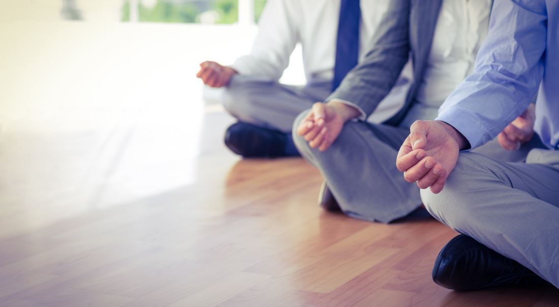 Óm. Zlý kapitalista zklidňuje zaměstnance meditací