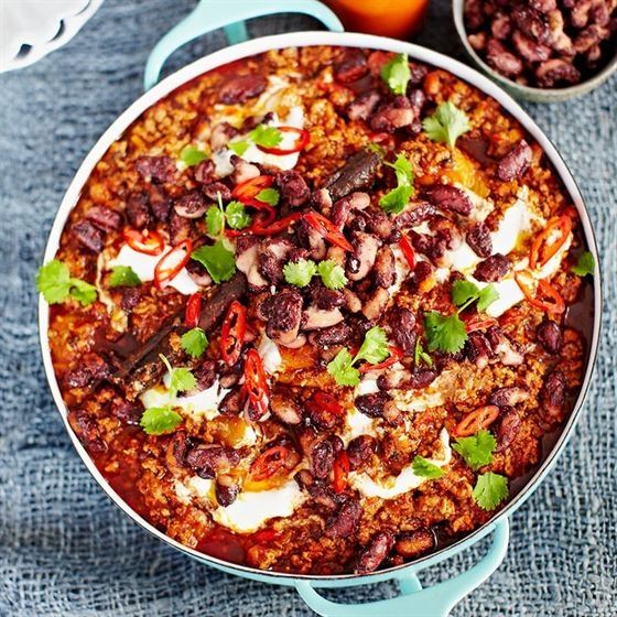 Chili con carne s chlebem