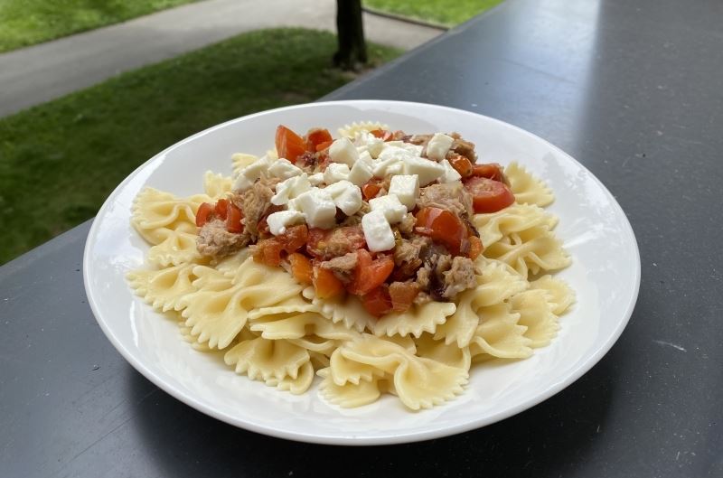 Těstoviny s tuňákem, rajčaty a mozzarellou 