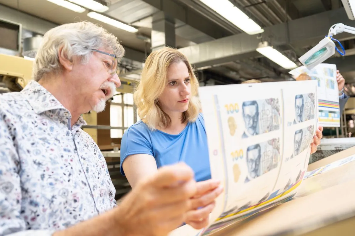 Příprava pamětní stokoruny s V.Pospíšilem ve Státní tiskárně cenin