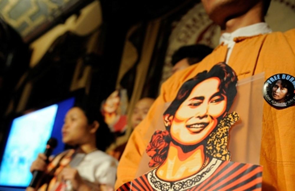 Barmské volby: Vhodit, nebo zahodit?