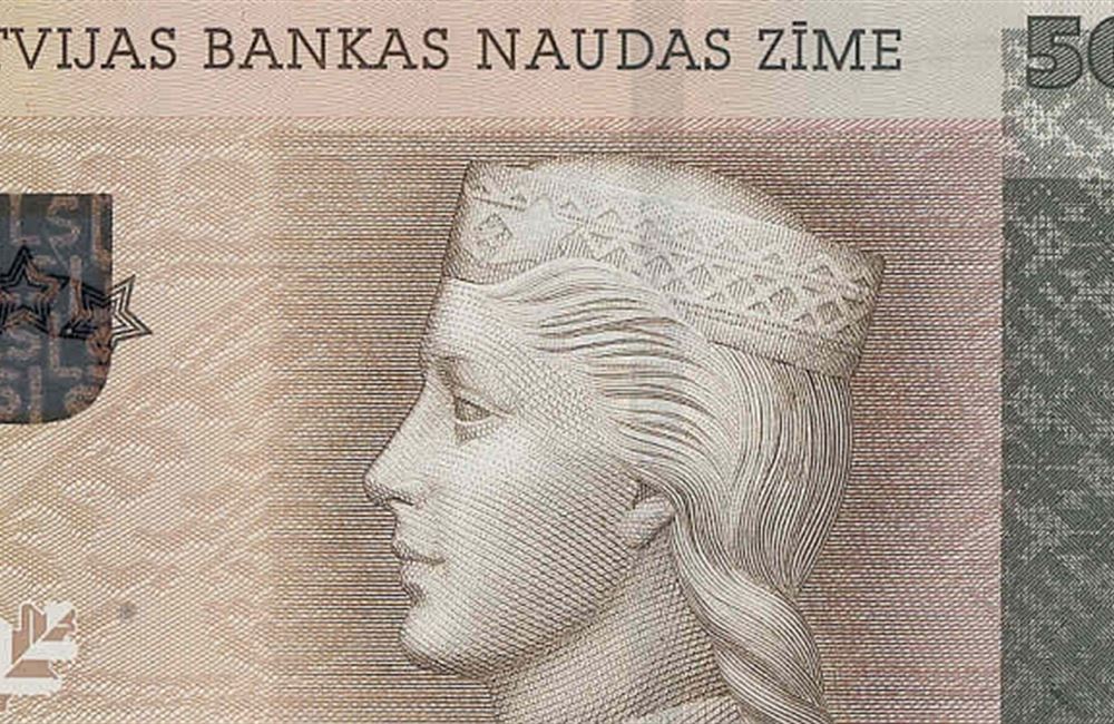 Konec nejsilnější měny v Unii: Lotyši platí eurem