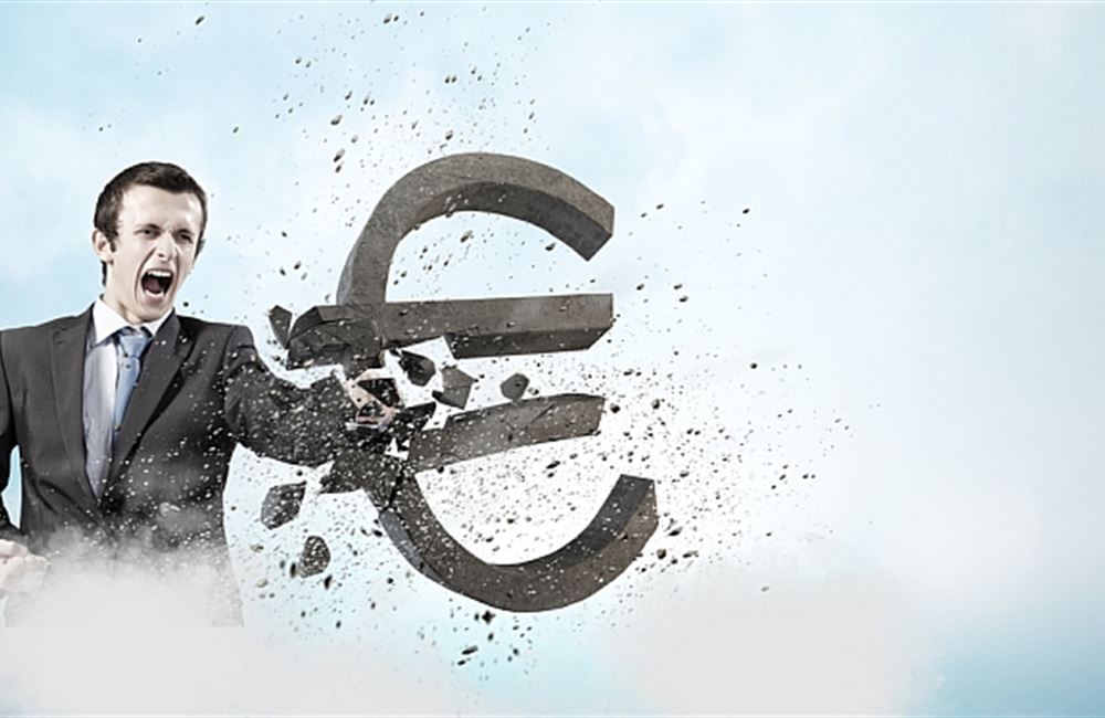 Evropská centrální banka likviduje euro. Jak chránit své peníze