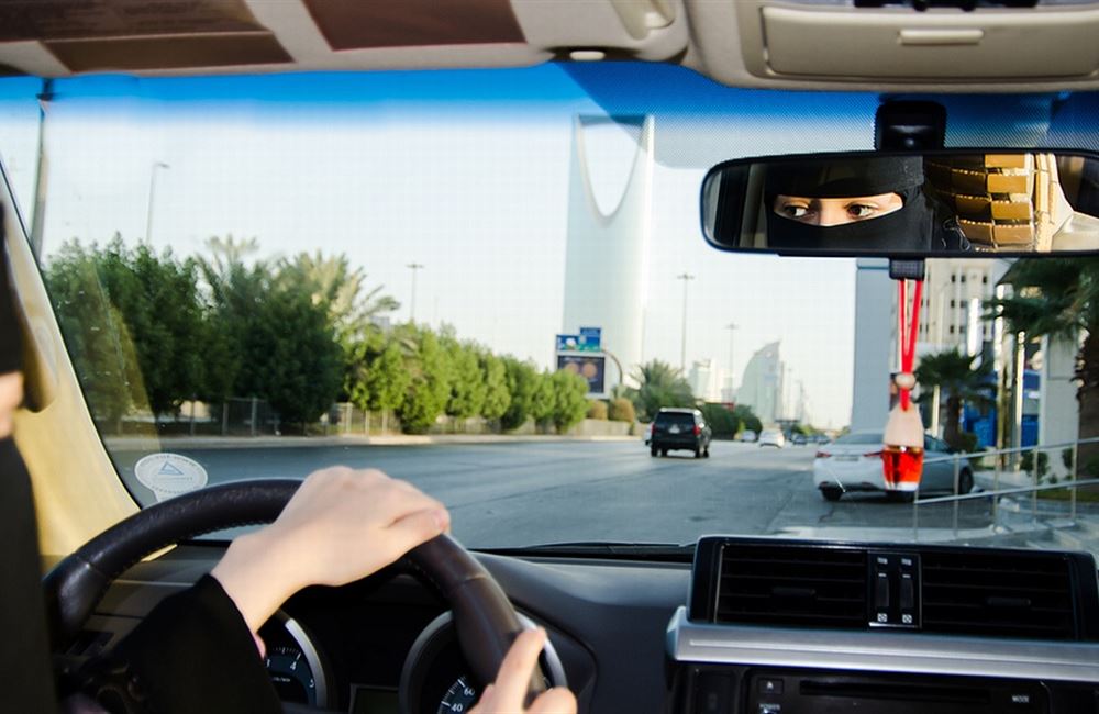 Proč Saúdové doopravdy dovolili ženám řídit? Ekonomická nutnost!
