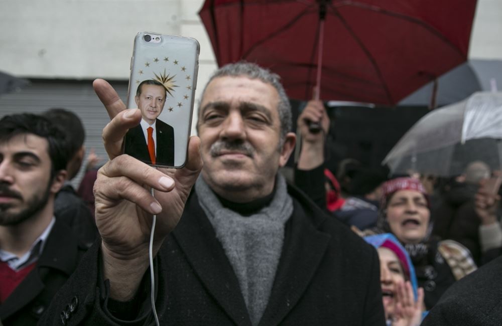 Erdoğan si chce došlápnout na sítě. Na Twitteru mu uráželi rodinu
