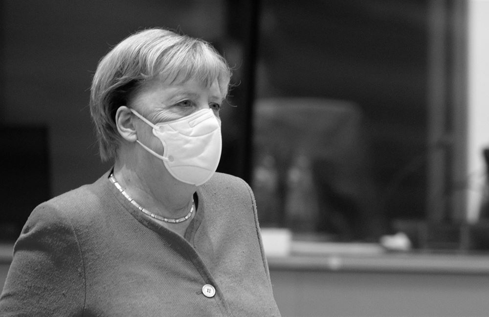 Místo selanky pěkný cirkus. Odcházení Merkelové Evropu zabolí 