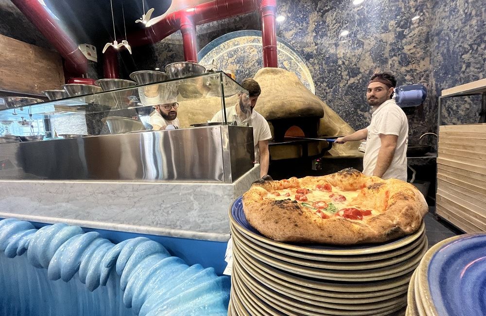 Tradice, vášeň, slast i byznys. Neapolská pizza láká i Čechy, poplatkům navzdory