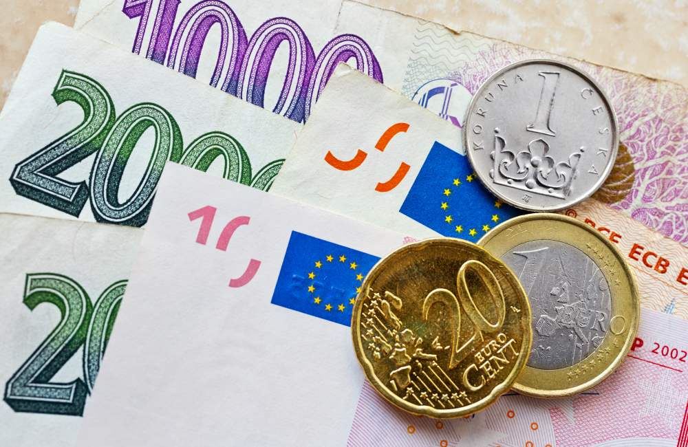 Euro, nebo koruna? Společná měna prorůstá do Česka víc, než si myslíte
