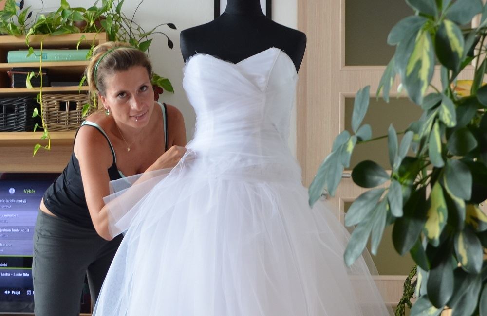 Krejčová, která to nevzdala. Pro slavné šije, protože jejich svatby nepropálí
