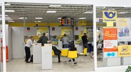 Na poště nově můžete vybírat hotovost z účtů všech bank