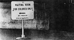 Amerika nestaví chodníky. Ještě by po nich chodili černí