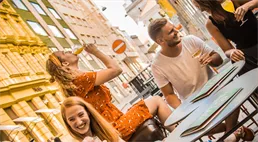 Nejveselejší ulice se změnila v nejsmutnější. Žije jen za dveřmi