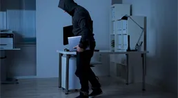 Lžou, kradou a podvádějí. A vy jim za to ještě zaplatíte