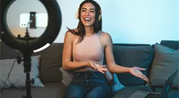 Prodavači hrnců, nebo finanční guruové? Svět „finfluencerů“ není pro starý