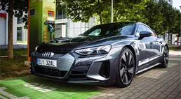 Dlouhé cestování elektromobilem? Tohle placaté Audi může být klíčem