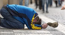 Pád do chudoby očima expertů. Jak zmírnit drtivý dopad na domácnosti?