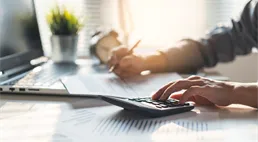 Paušální daň očima expertů. Komu se vyplatí v roce 2025?