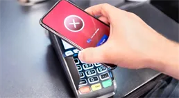 Nevýhodný kurz DCC na kartě umí blokovat další banka. Dvě to odmítají