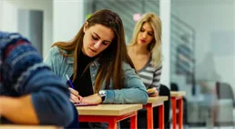 Dvě nové dávky cílí na studenty. Co stát uhradí a komu?