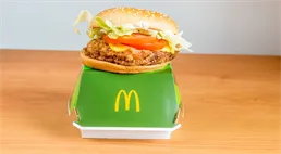 Zpátečka z bezmasého trendu. McDonald’s stáhl z nabídky vegetariánská jídla