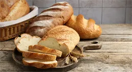 Za pečivo dají Češi i tisícovku měsíčně. Víme, jak ho koupit za zlomek ceny