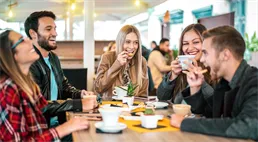 Z kaváren k disciplíně: Jak se mění finanční návyky „sněhových vloček“