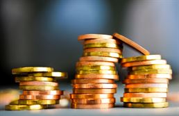 Na minimální mzdu se už nebude čekat do konce roku, rozhodla vláda. Zaručené mzdy skončí