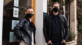 Eva Dlabalová a Petr Heneš před svým olomouckým podnikem