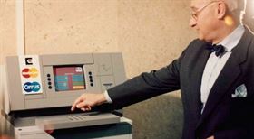 První bankomat v Česku má narozeniny. Jak vypadal a co uměl?