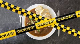 Kolik si připlatíte za jídlo v hospodě? Grafy nejen svíčkové