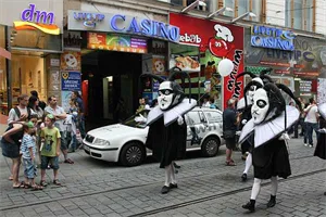 Průvod masek historickým centrem Brna, „kasina uprostřed Evropy“.