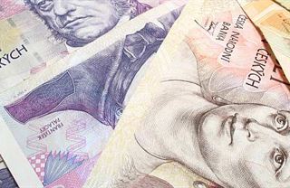 Koruna posiluje i v recesi. Přestávají výhody samostatné měny fungovat?