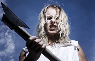 Peníze jsou virtuální, dluhy neexistují? Velmi reálná sekera!