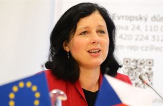 Věra Jourová: Nižší penze žen? Facka těm, kteří se starají