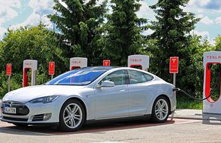 Tesla Motors: Supernova, černá díra?