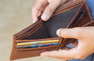 Jak se Češi vyhýbají chudobě? Chrání je bydlení u rodičů